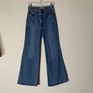 Levi’s womens blue rib cage bell jeans 27